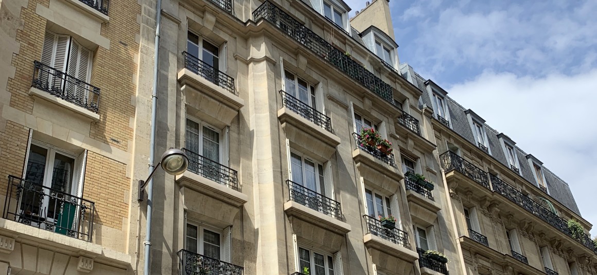 IMG_6175 MEUBLÉ – Double séjour + 1 chambre – 62 m2 – Paris 18ème – Rue Lapeyrère – Jules Joffrin – 6ème étage ascenseur – Loyer charges comprises : 2.100 €