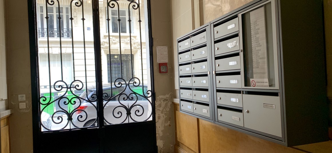 IMG_6176 MEUBLÉ – Double séjour + 1 chambre – 62 m2 – Paris 18ème – Rue Lapeyrère – Jules Joffrin – 6ème étage ascenseur – Loyer charges comprises : 2.100 €