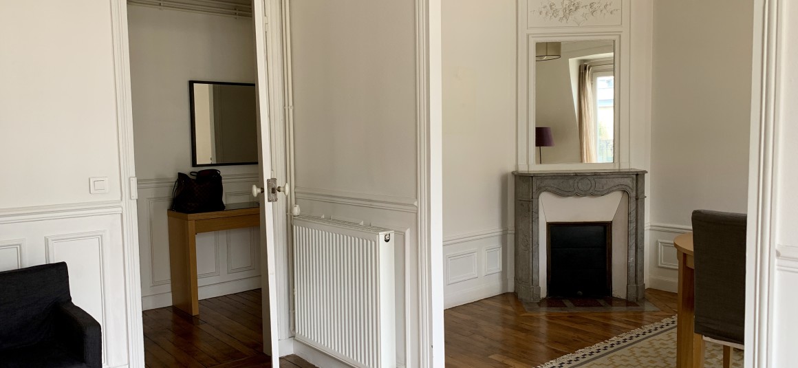 IMG_6189 MEUBLÉ – Double séjour + 1 chambre – 62 m2 – Paris 18ème – Rue Lapeyrère – Jules Joffrin – 6ème étage ascenseur – Loyer charges comprises : 2.100 €