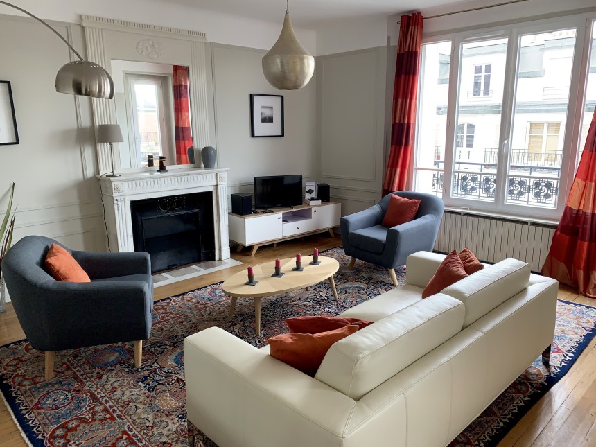 MEUBLÉ – 2 chambres + 1 bureau – Paris 17e – Quartier LEVIS – 107 m2 avec balcon / terrasse – 7ème étage ascenseur – Loyer cc : 3.700 euros