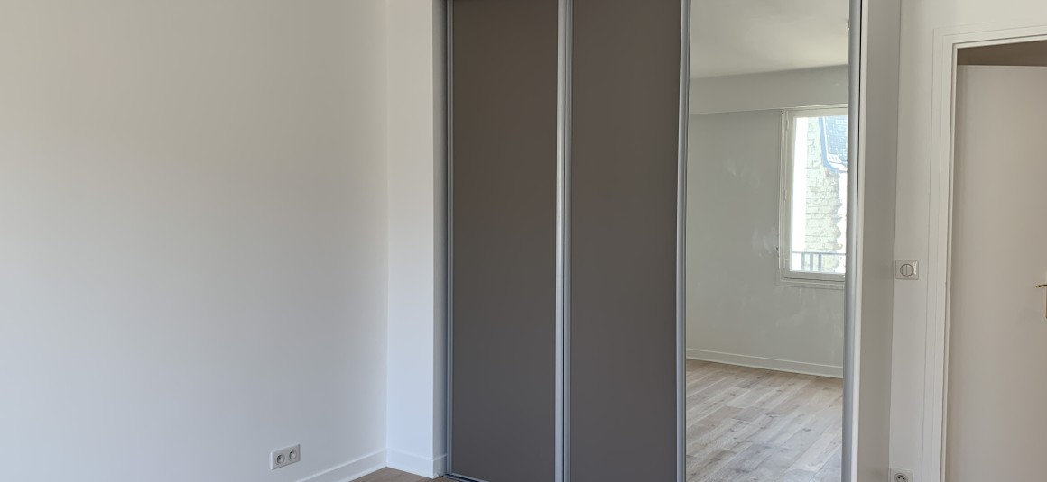 MEUBLÉ – 1 chambre – Neuilly s/Seine (limite 17e) – 50 m2 – Place Parmentier – 4ème étage avec ascenseur + Balcon – Loyer charges comprises  : 1.950 euros (chauffage et eau chaude centrals)