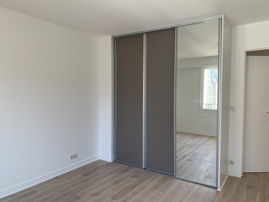 MEUBLÉ – 1 chambre – Neuilly s/Seine (limite 17e) – 50 m2 – Place Parmentier – 4ème étage avec ascenseur + Balcon – Loyer charges comprises  : 1.950 euros (chauffage et eau chaude centrals)