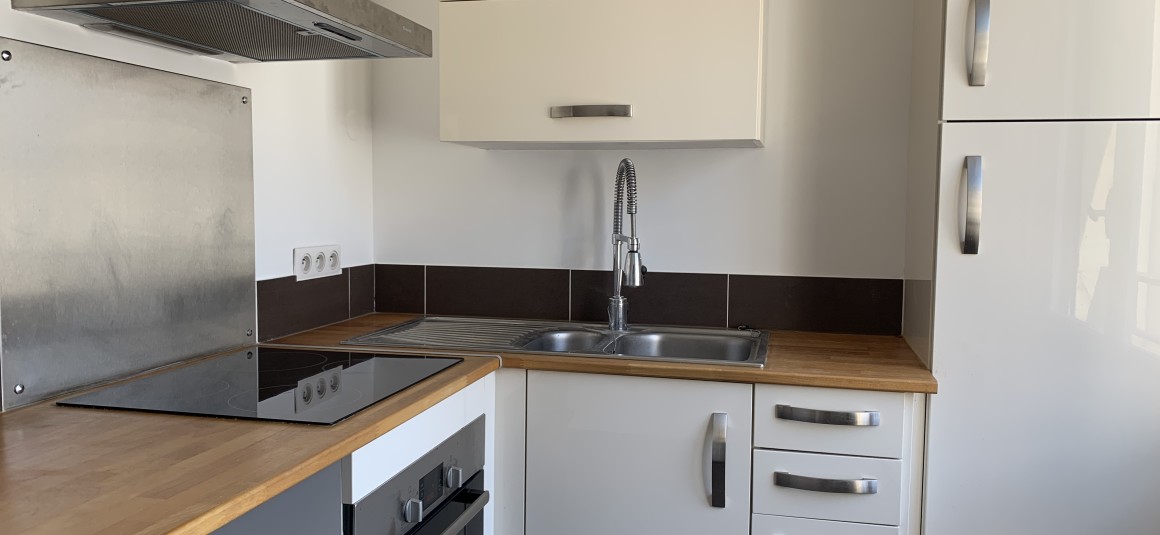 MEUBLÉ – 1 chambre – Neuilly s/Seine (limite 17e) – 50 m2 – Place Parmentier – 4ème étage avec ascenseur + Balcon – Loyer charges comprises  : 1.950 euros (chauffage et eau chaude centrals)