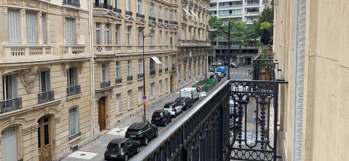VIDE – 3 ch – 142 m2 – Paris 17e – Parc Monceau – Cuisine équipée – Loyer cc : 4.230 euros