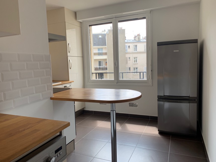 MEUBLÉ – 1 chambre – Neuilly s/Seine (limite 17e) – 50 m2 – Place Parmentier – 4ème étage avec ascenseur + Balcon – Loyer charges comprises  : 1.950 euros (chauffage et eau chaude centrals)