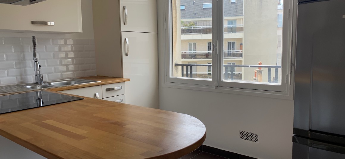 MEUBLÉ – 1 chambre – Neuilly s/Seine (limite 17e) – 50 m2 – Place Parmentier – 4ème étage avec ascenseur + Balcon – Loyer charges comprises  : 1.950 euros (chauffage et eau chaude centrals)