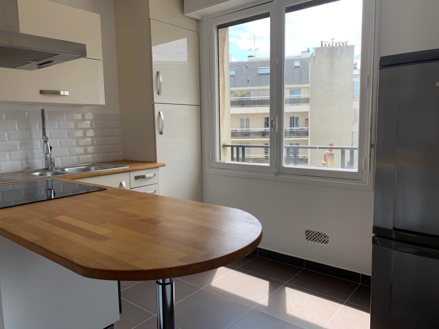 MEUBLÉ – 1 chambre – Neuilly s/Seine (limite 17e) – 50 m2 – Place Parmentier – 4ème étage avec ascenseur + Balcon – Loyer charges comprises  : 1.950 euros (chauffage et eau chaude centrals)