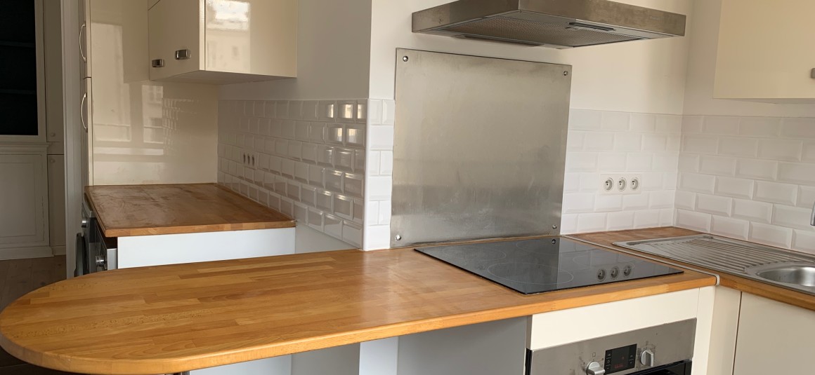 MEUBLÉ – 1 chambre – Neuilly s/Seine (limite 17e) – 50 m2 – Place Parmentier – 4ème étage avec ascenseur + Balcon – Loyer charges comprises  : 1.950 euros (chauffage et eau chaude centrals)