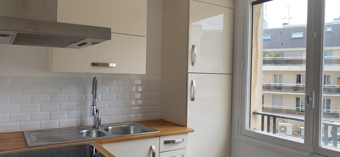 MEUBLÉ – 1 chambre – Neuilly s/Seine (limite 17e) – 50 m2 – Place Parmentier – 4ème étage avec ascenseur + Balcon – Loyer charges comprises  : 1.950 euros (chauffage et eau chaude centrals)