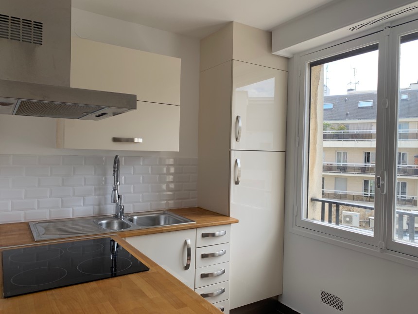 MEUBLÉ – 1 chambre – Neuilly s/Seine (limite 17e) – 50 m2 – Place Parmentier – 4ème étage avec ascenseur + Balcon – Loyer charges comprises  : 1.950 euros (chauffage et eau chaude centrals)