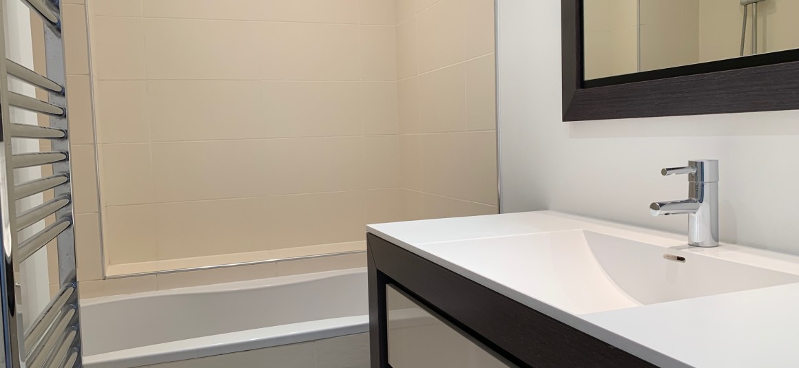 MEUBLÉ – 1 chambre – Neuilly s/Seine (limite 17e) – 50 m2 – Place Parmentier – 4ème étage avec ascenseur + Balcon – Loyer charges comprises  : 1.950 euros (chauffage et eau chaude centrals)