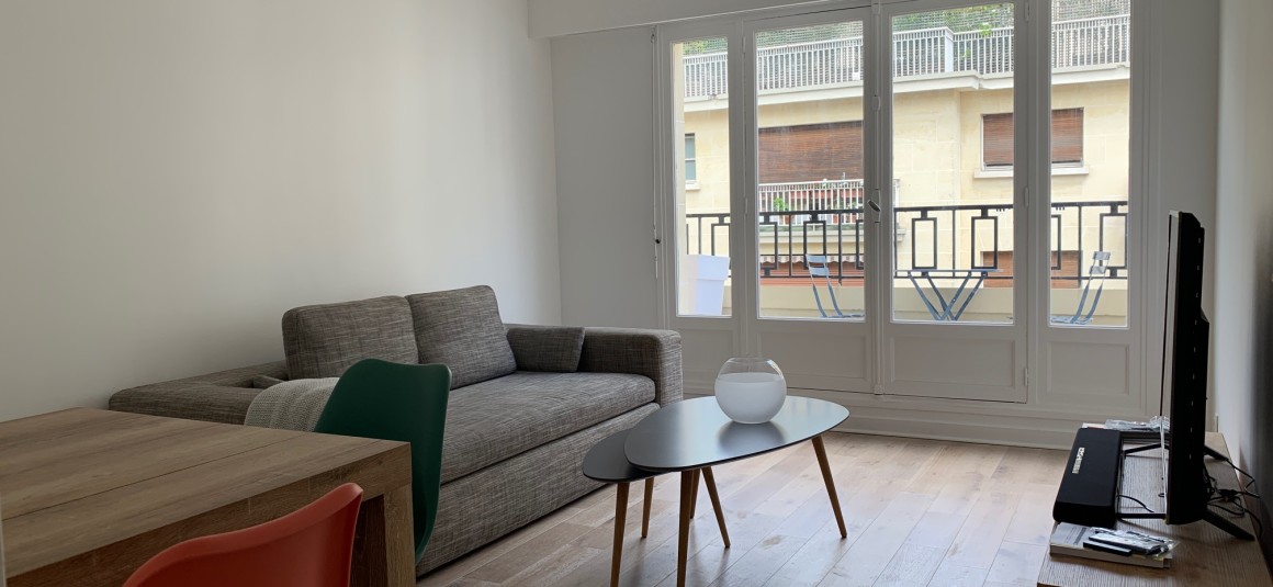 MEUBLÉ – 1 chambre – Neuilly s/Seine (limite 17e) – 50 m2 – Place Parmentier – 4ème étage avec ascenseur + Balcon – Loyer charges comprises  : 1.950 euros (chauffage et eau chaude centrals)
