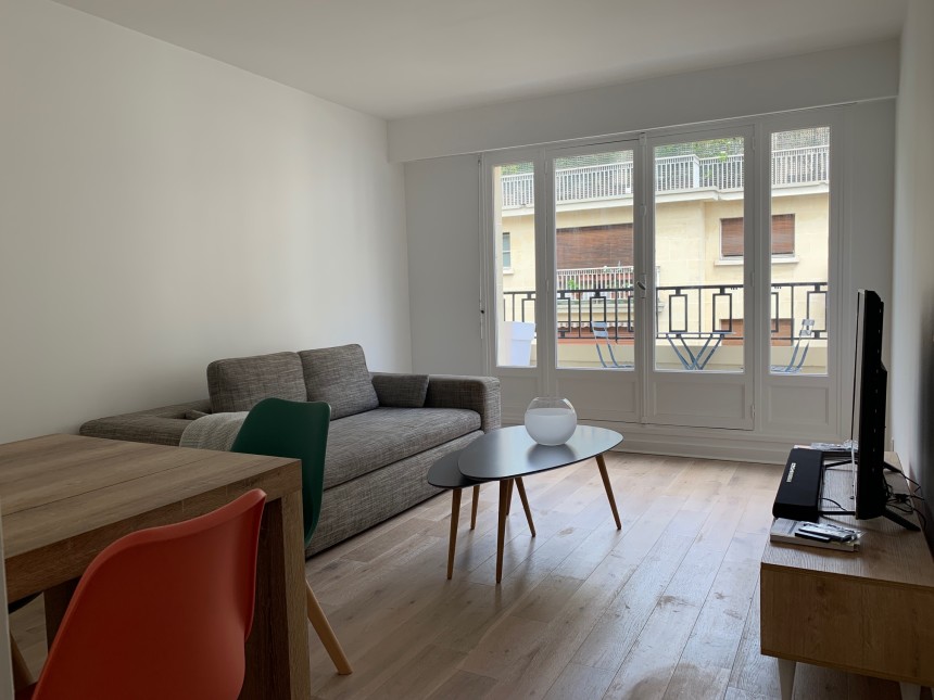 MEUBLÉ – 1 chambre – Neuilly s/Seine (limite 17e) – 50 m2 – Place Parmentier – 4ème étage avec ascenseur + Balcon – Loyer charges comprises  : 1.950 euros (chauffage et eau chaude centrals)