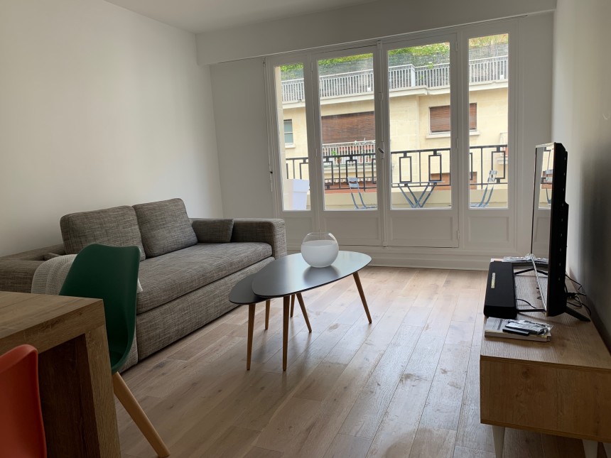 MEUBLÉ – 1 chambre – Neuilly s/Seine (limite 17e) – 50 m2 – Place Parmentier – 4ème étage avec ascenseur + Balcon – Loyer charges comprises  : 1.950 euros (chauffage et eau chaude centrals)