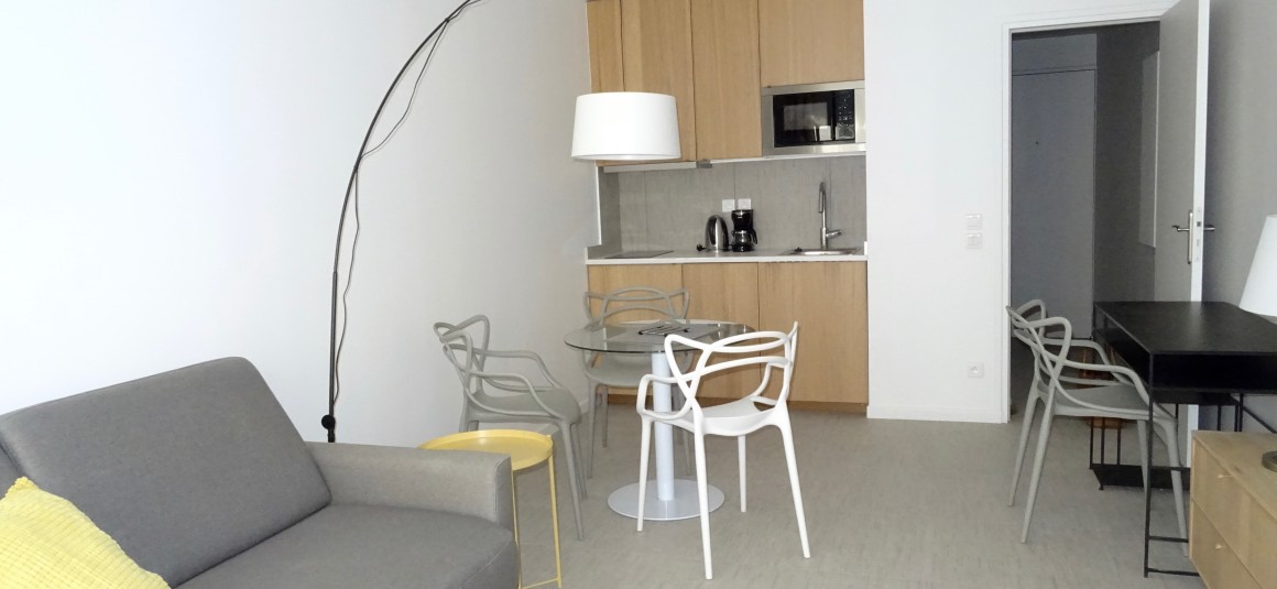 MEUBLÉ- Studio – 27 m2 – Paris 10e – Refait neuf – Rue Petites Ecuries – 3e étage ascenseur – Loyer cc : 1.080 euros (chauf. eau ch. collectif inclus)