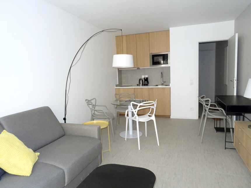 MEUBLÉ- Studio – 27 m2 – Paris 10e – Refait neuf – Rue Petites Ecuries – 3e étage ascenseur – Loyer cc : 1.080 euros (chauf. eau ch. collectif inclus)