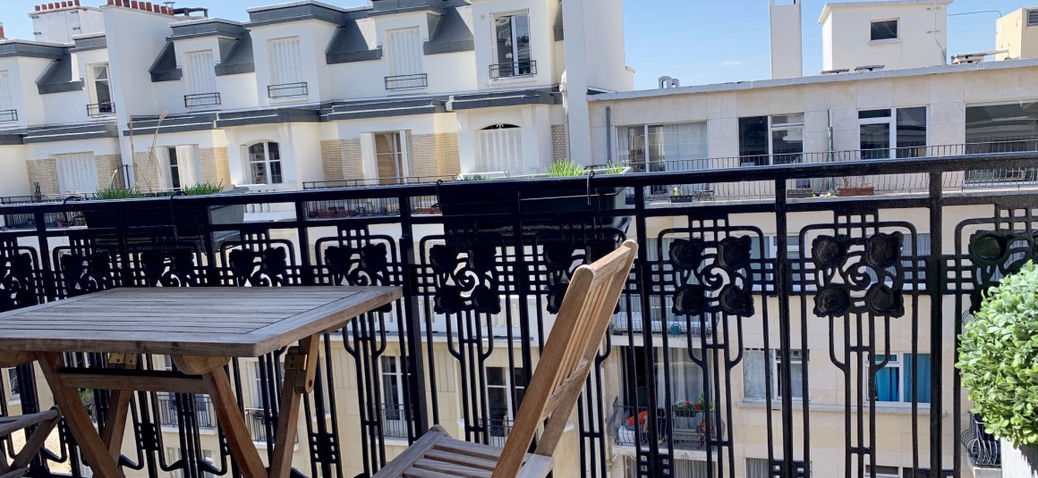 MEUBLÉ – 2 chambres + 1 bureau – Paris 17ème – 106 m2 + balcon 3 m2  – Villiers – Levis -7eme et dernier étage avec grand balcon / terrasse  – Loyer charges comprises  : 3.890 euros