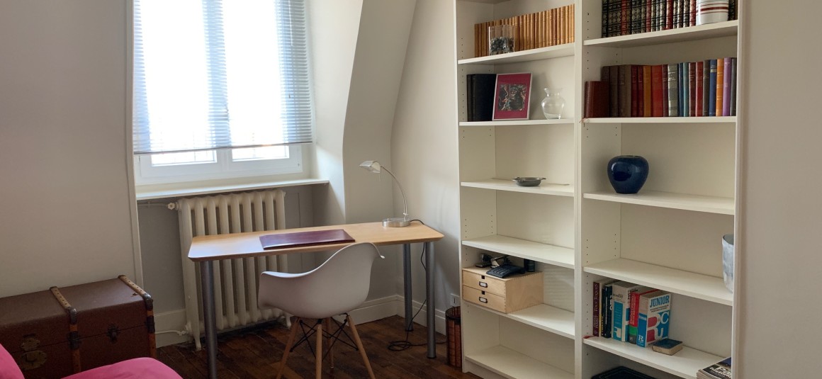 MEUBLÉ – 2 chambres + 1 bureau – Paris 17ème – 106 m2 + balcon 3 m2  – Villiers – Levis -7eme et dernier étage avec grand balcon / terrasse  – Loyer charges comprises  : 3.890 euros