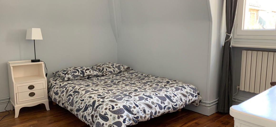 MEUBLÉ – 2 chambres + 1 bureau – Paris 17ème – 106 m2 + balcon 3 m2  – Villiers – Levis -7eme et dernier étage avec grand balcon / terrasse  – Loyer charges comprises  : 3.890 euros
