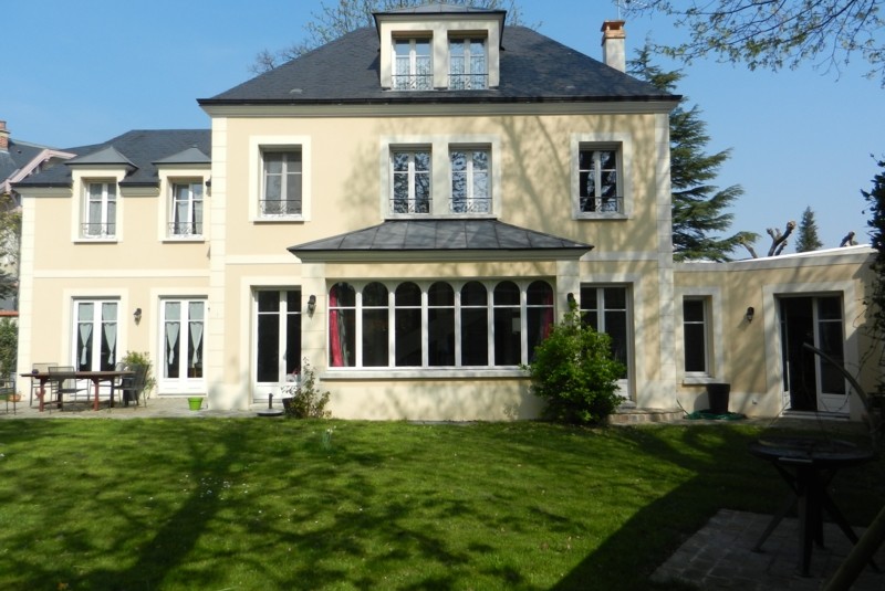 Maison VIDE – LE VESINET (78) – 190 m2 – 5 ch – Jardin 700 m2 – Loyer : 5.300 € + 200 € entretien jardin