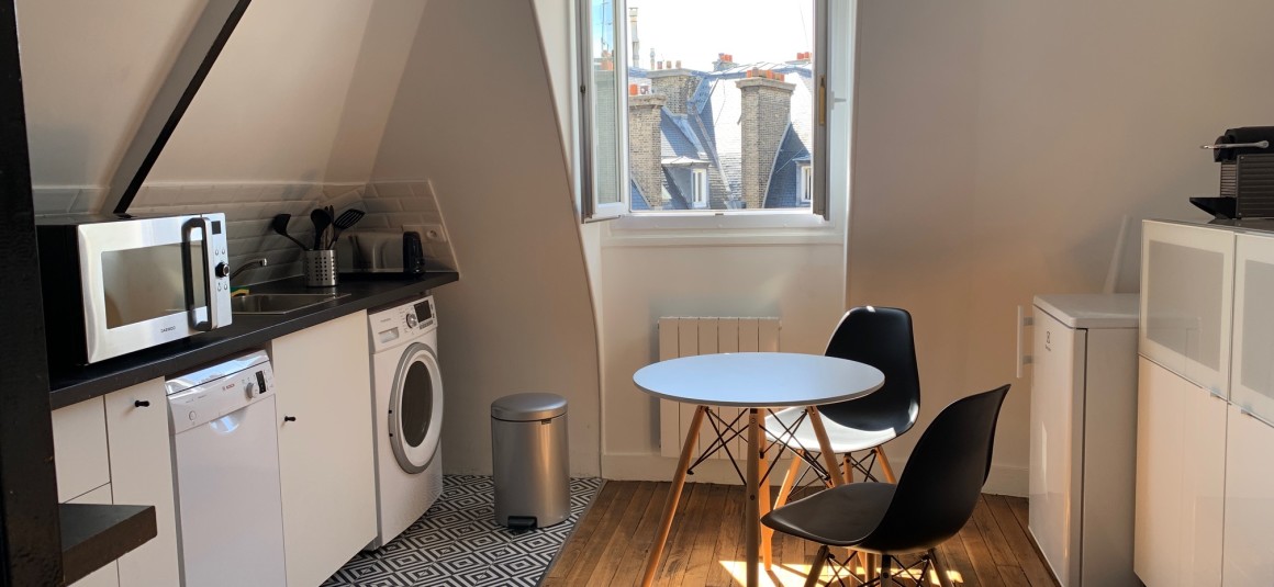 MEUBLÉ – 1 chambre – Paris 17e – Pereire – rue Prony – 33 m2 au sol – 7e et dernier étage avec ascenseur  – Loyer charges comprises : 1.350 €