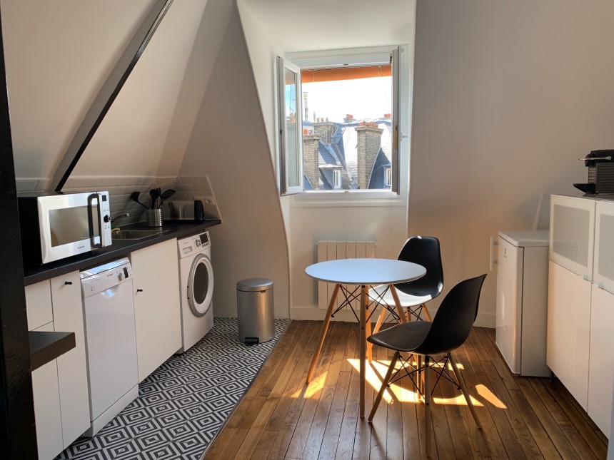 MEUBLÉ – 1 chambre – Paris 17e – Pereire – rue Prony – 33 m2 au sol – 7e et dernier étage avec ascenseur  – Loyer charges comprises : 1.350 €