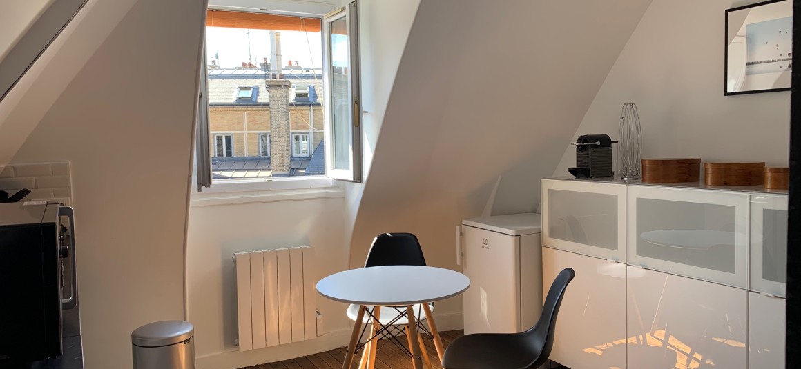 MEUBLÉ – 1 chambre – Paris 17e – Pereire – rue Prony – 33 m2 au sol – 7e et dernier étage avec ascenseur  – Loyer charges comprises : 1.350 €