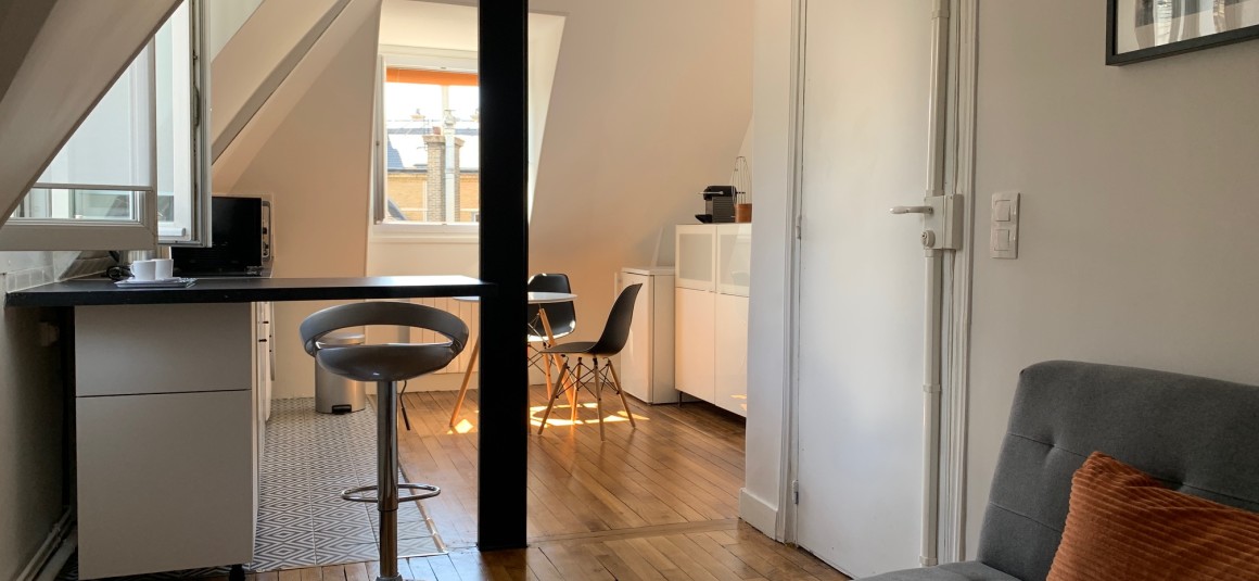 MEUBLÉ – 1 chambre – Paris 17e – Pereire – rue Prony – 33 m2 au sol – 7e et dernier étage avec ascenseur  – Loyer charges comprises : 1.350 €