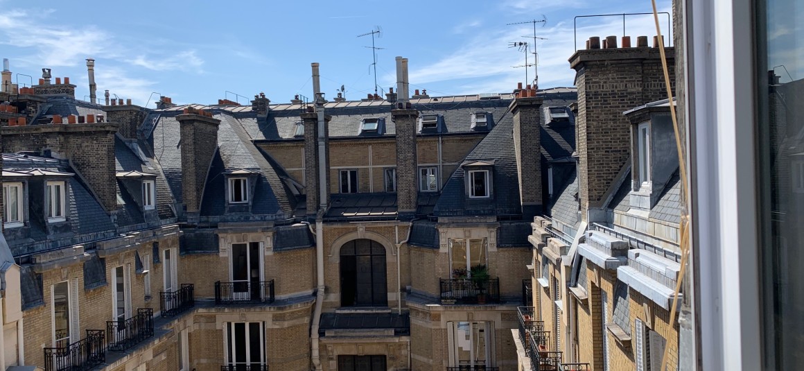 MEUBLÉ – 1 chambre – Paris 17e – Pereire – rue Prony – 33 m2 au sol – 7e et dernier étage avec ascenseur  – Loyer charges comprises : 1.350 €