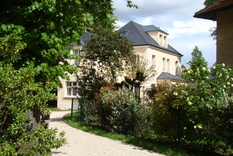 Maison VIDE – LE VESINET (78) – 190 m2 – 5 ch – Jardin 700 m2 – Loyer : 5.300 € + 200 € entretien jardin