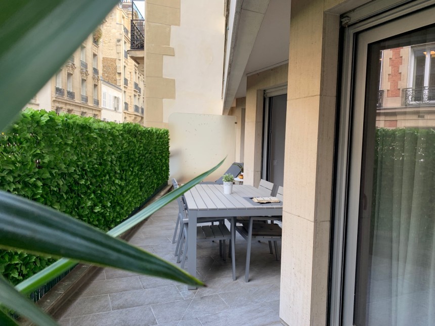 MEUBLÉ – Refait neuf – 3 ch (2 + bureau) – 90 m2 + Terrasse 20 m2 – Paris 16e – Rue de la Pompe – Loyer cc : 3.600 €