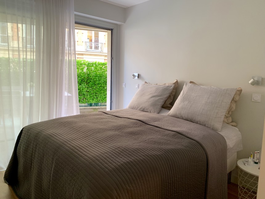 MEUBLÉ – Refait neuf – 3 ch (2 + bureau) – 90 m2 + Terrasse 20 m2 – Paris 16e – Rue de la Pompe – Loyer cc : 3.600 €