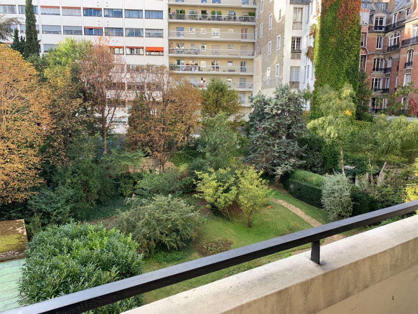 MEUBLÉ – Refait neuf – 2 chambres – 95 m2 + Balcon terrasse 20 m2 – Paris 16e – Bld Flandrin – Loyer cc : 4.291 euros (poss. parking en sus)