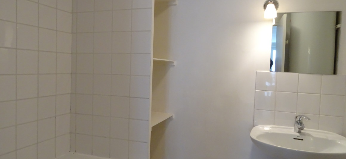 VIDE – 2 chambres – Paris 9ème – Square Montholon – 85 m2 – 4ème étage avec ascenseur – Loyer charges comprises : 2.457 euros