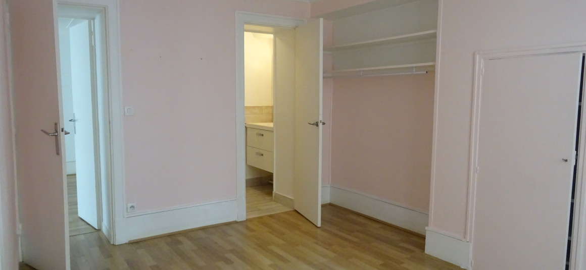VIDE – 2 chambres – Paris 9ème – Square Montholon – 85 m2 – 4ème étage avec ascenseur – Loyer charges comprises : 2.457 euros