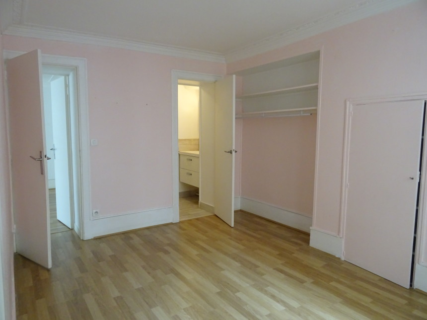 VIDE – 2 chambres – Paris 9ème – Square Montholon – 85 m2 – 4ème étage avec ascenseur – Loyer charges comprises : 2.457 euros