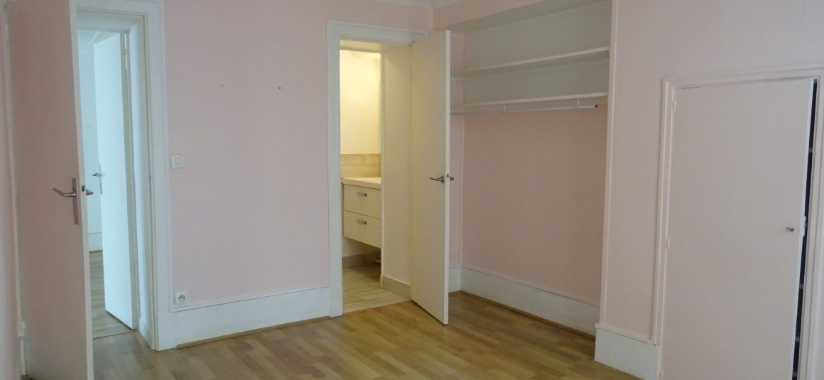 VIDE – 2 chambres – Paris 9ème – Square Montholon – 85 m2 – 4ème étage avec ascenseur – Loyer charges comprises : 2.457 euros
