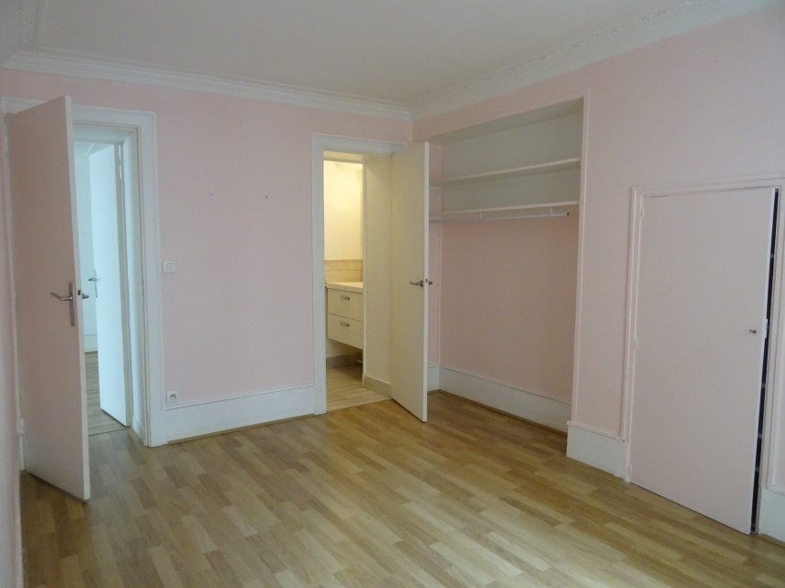 VIDE – 2 chambres – Paris 9ème – Square Montholon – 85 m2 – 4ème étage avec ascenseur – Loyer charges comprises : 2.457 euros