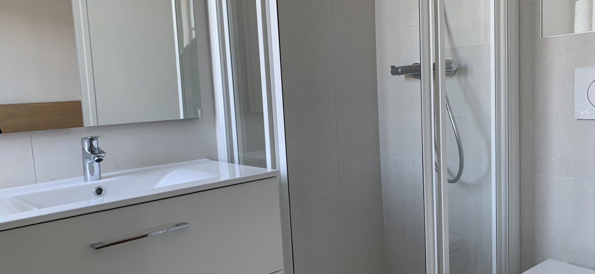 MEUBLÉ – 1 ch – Neuilly / limite Paris 17e Porte Maillot – Rue Midi – 36 m2 – 4e sans asc – Loyer cc : 1.500 euros