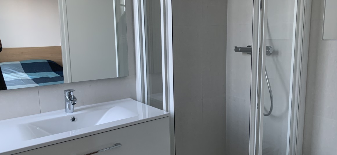MEUBLÉ – 1 ch – Neuilly / limite Paris 17e Porte Maillot – Rue Midi – 36 m2 – 4e sans asc – Loyer cc : 1.500 euros