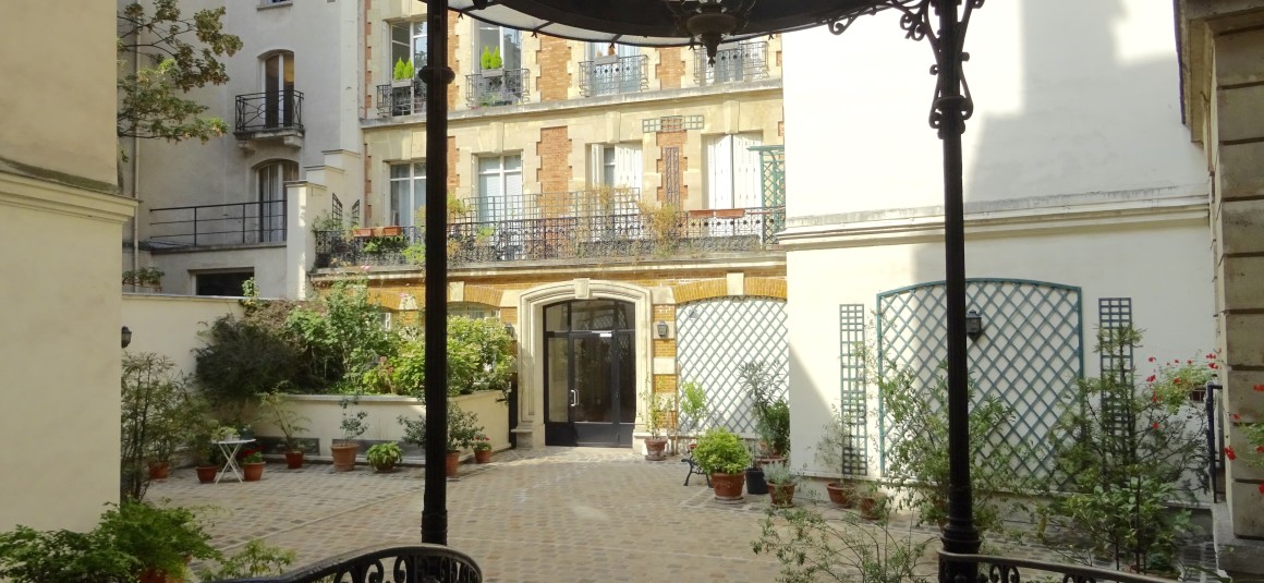 VIDE – Paris 8e (limite 17e) – Duplex 4 ch + Balcon Terrasse de 6m2 –  Parc Monceau – Rue Lisbonne – 200 m2 + Balcon 6 m2 – Loyer cc : 5.950 €