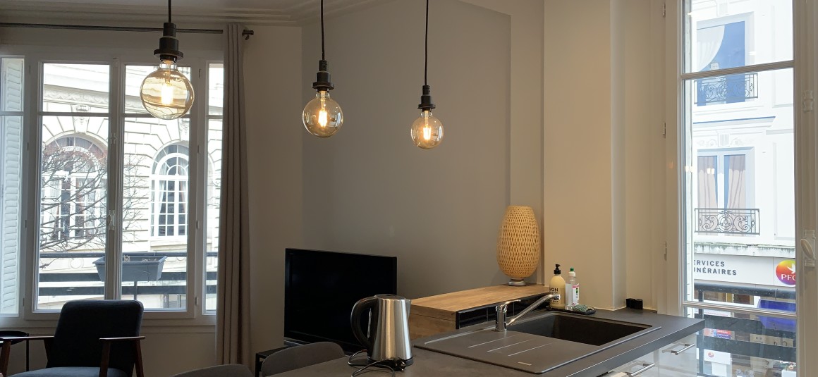 MEUBLÉ – 2 chambres – 67 m2 – Levallois Perret (92) – Mairie Levallois – Rue Hoche – Loyer charges comprises : 2.200 €
