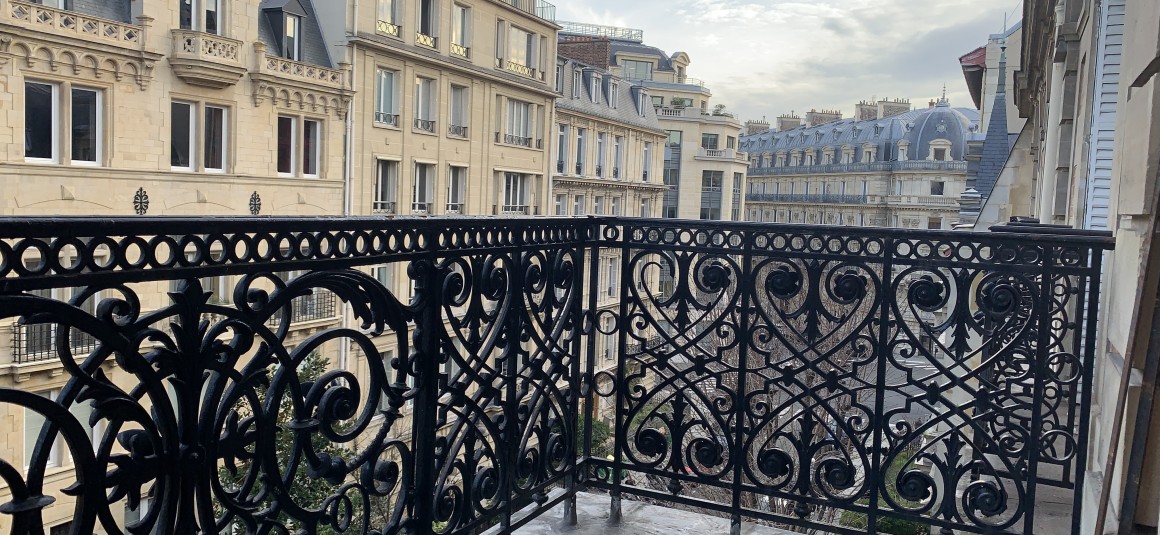 VIDE – Paris 8e (limite 17e) – Duplex 4 ch + Balcon Terrasse de 6m2 –  Parc Monceau – Rue Lisbonne – 200 m2 + Balcon 6 m2 – Loyer cc : 5.950 €