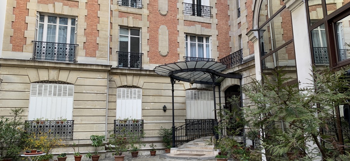 VIDE – Paris 8e (limite 17e) – Duplex 4 ch + Balcon Terrasse de 6m2 –  Parc Monceau – Rue Lisbonne – 200 m2 + Balcon 6 m2 – Loyer cc : 5.950 €
