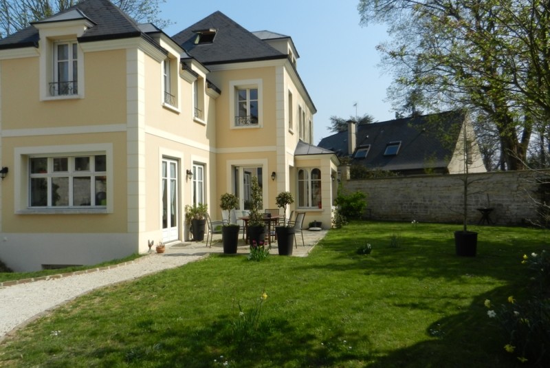 Maison VIDE – LE VESINET (78) – 190 m2 – 5 ch – Jardin 700 m2 – Loyer : 5.300 € + 200 € entretien jardin