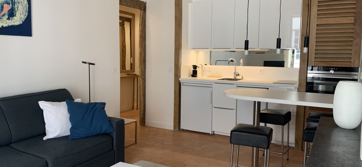 MEUBLÉ – 1 chambre – Paris 7ème – 40 m2 – Rue Saint Dominique / Tour Maubourg – 3ème étage avec ascenseur – Loyer charges comprises : 2.050 €