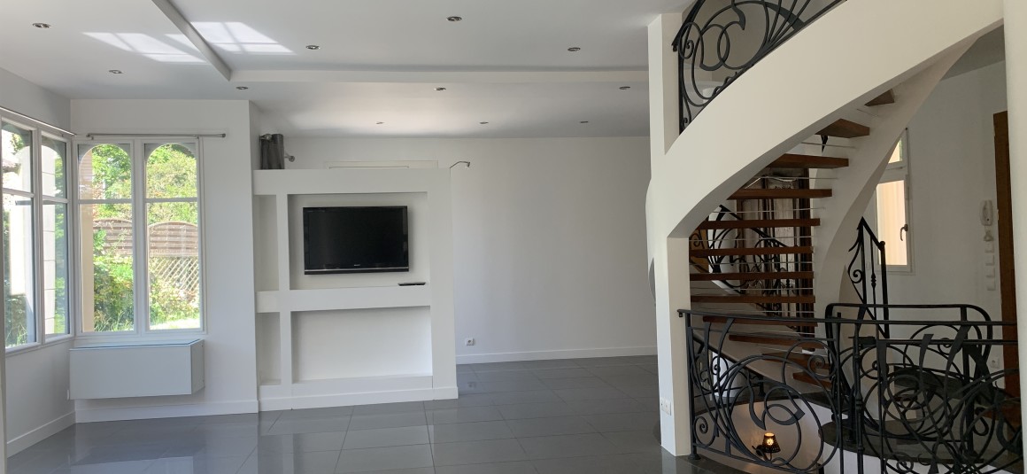 Maison VIDE – LE VESINET (78) – 190 m2 – 5 ch – Jardin 700 m2 – Loyer : 5.300 € + 200 € entretien jardin