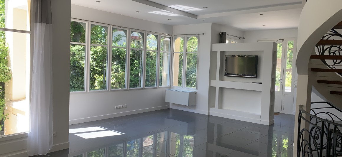 Maison VIDE – LE VESINET (78) – 190 m2 – 5 ch – Jardin 700 m2 – Loyer : 5.300 € + 200 € entretien jardin