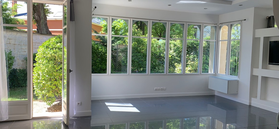 Maison VIDE – LE VESINET (78) – 190 m2 – 5 ch – Jardin 700 m2 – Loyer : 5.300 € + 200 € entretien jardin