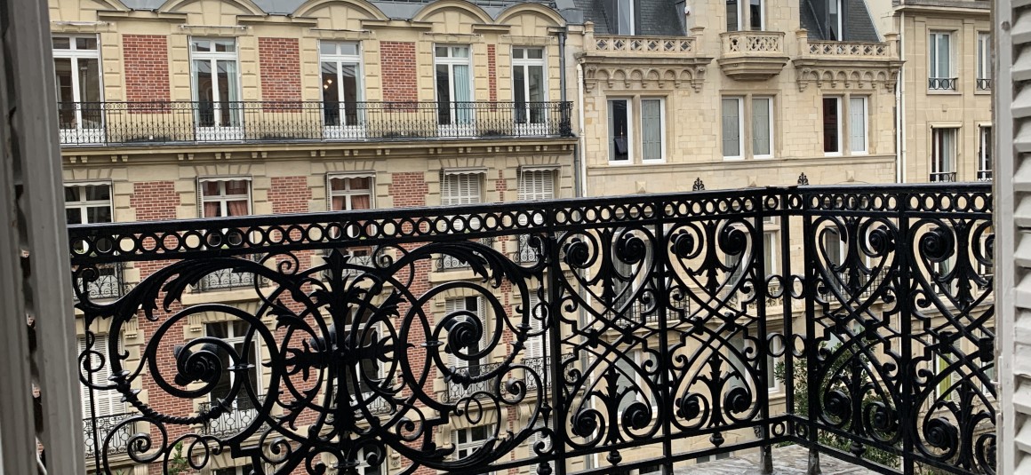 VIDE – Paris 8e (limite 17e) – Duplex 4 ch + Balcon Terrasse de 6m2 –  Parc Monceau – Rue Lisbonne – 200 m2 + Balcon 6 m2 – Loyer cc : 5.950 €